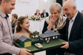 Миниатюрный дом в подарок родителям